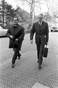 Minister van Landbouw ir. P.J. Lardinois en minister van Volkshuisvesting ir. W., Bestanddeelnr 920-2079