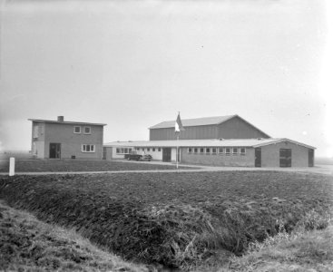 Minister Vondeling opent eerste boerderij van het Argotype in Horssen(Gelderland, Bestanddeelnr 910-0185