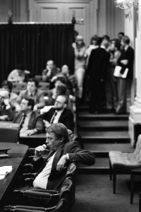 Minister Van Mierlo (D66, Defensie) tijdens het debat, Bestanddeelnr 931-7422