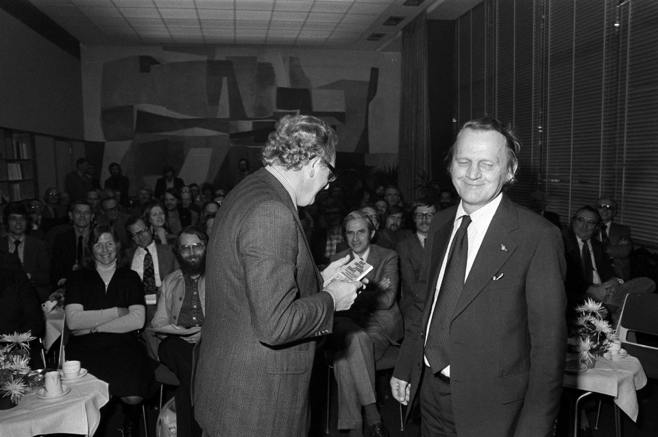 Minister Van Kemenade met boekje Mensen mondig maken Van Kemenade ontvangt boe, Bestanddeelnr 928-2789
