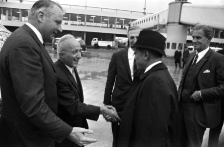 Minister van Verkeer en Waterstaat (USA), John Volpe , arriveert op Schiphol, Bestanddeelnr 923-8889