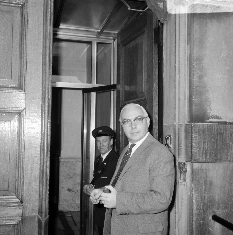 Minister van Sociale Zaken en Volksgezondheid Gerard Veldkamp (KVP) arriveert vo, Bestanddeelnr 919-6824
