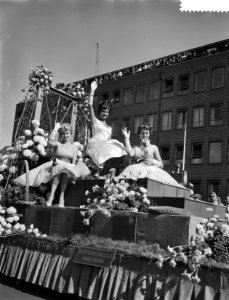 Minister van Landbouw mr V G M Marijnen ontvangt de druivenprinses, Bestanddeelnr 910-6404