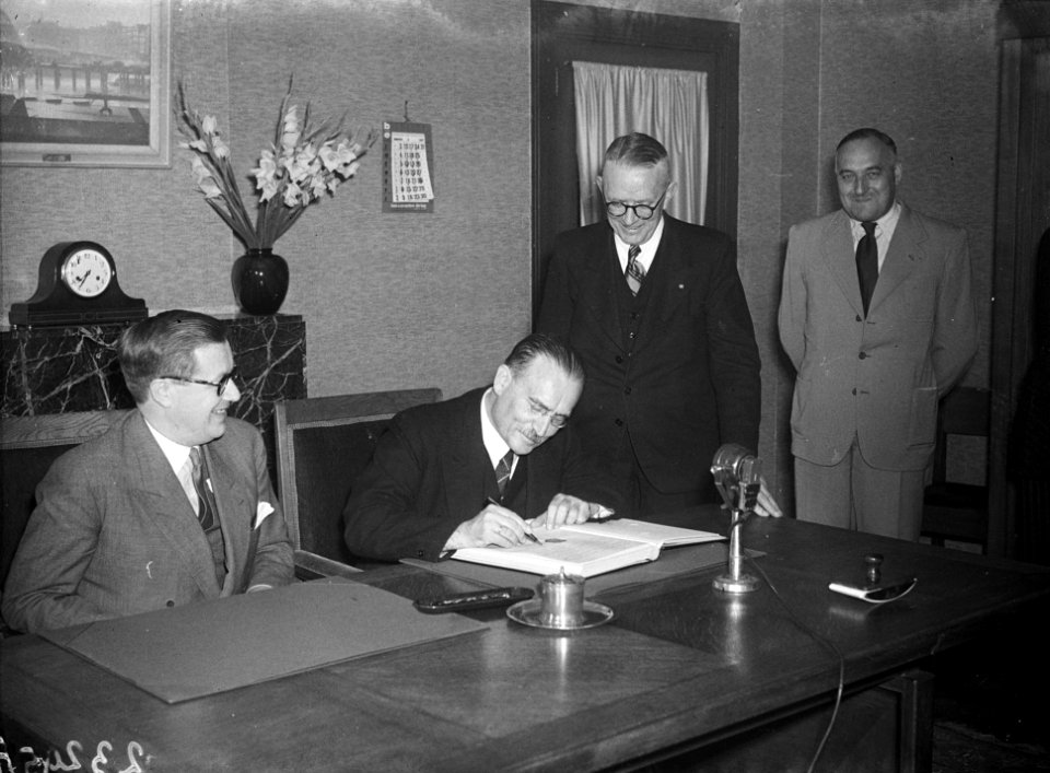 Minister van Sociale Zaken W. Drees tekent Verdrag Wederzijdigheid Sociale Verz…, Bestanddeelnr 934-5120