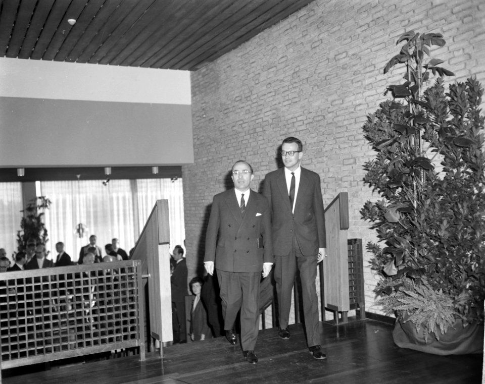 Minister van OK en W Cals, het studentenhuis Casa Academica volledig in gebru, Bestanddeelnr 914-4654