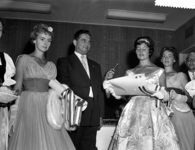 Minister van Landbouw mr. V. G. M. Marijnen ontvangt de druivenprinses, Minister, Bestanddeelnr 910-6412