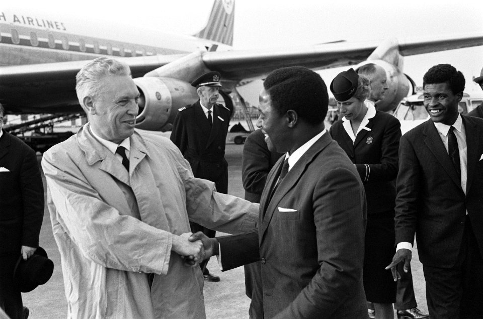 Minister van Marine van Nigeria dhr. MBou uit Lagos op Schiphol aangekomen, Bestanddeelnr 915-3786