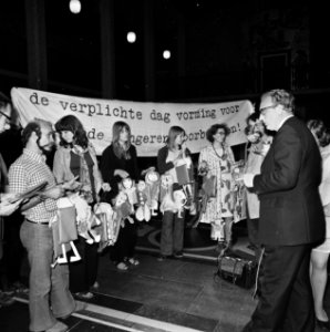 Minister Van Kemenade krijgt petitie van actie-comite Amsterdams Onderwijs, Bestanddeelnr 926-4796