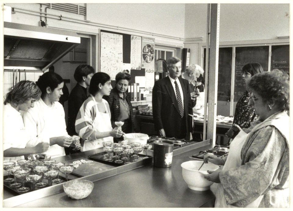 Minister Van Schaik(Sociale Zaken en Werkgelegenheid) op bezoek in het Centrum voor Beroepsoriëntatie en Beroepsbeoefening (C.C.B.B.) aan de Buitenrustlaan. Naast hem burgemeester Elisabeth , NL-HlmNHA 54023720