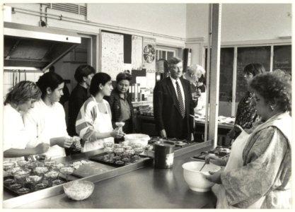 Minister Van Schaik(Sociale Zaken en Werkgelegenheid) op bezoek in het Centrum voor Beroepsoriëntatie en Beroepsbeoefening (C.C.B.B.) aan de Buitenrustlaan. Naast hem burgemeester Elisabeth , NL-HlmNHA 54023720