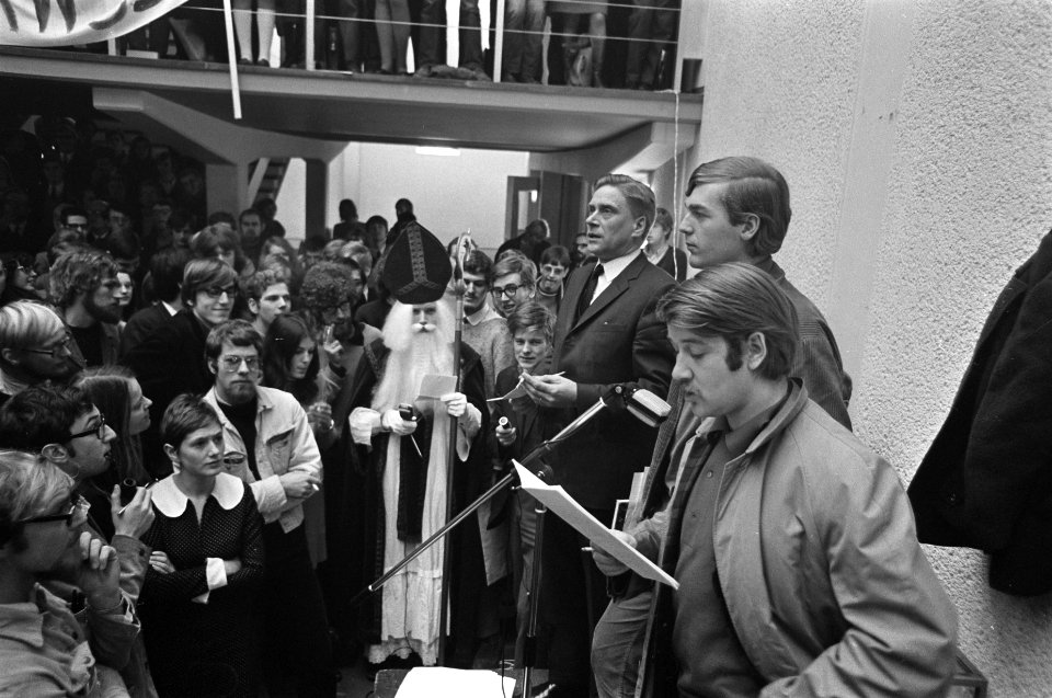 Minister Veringa discussieert met studenten in Oudemanshuispoort minister Vering, Bestanddeelnr 921-9128