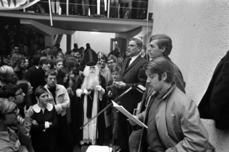 Minister Veringa discussieert met studenten in Oudemanshuispoort minister Vering, Bestanddeelnr 921-9128