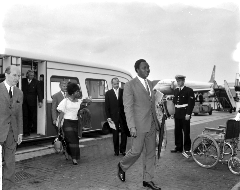 Minister van Transport en Luchtvaart van Nigeria Njuku met secretaresse op Schip, Bestanddeelnr 915-2944
