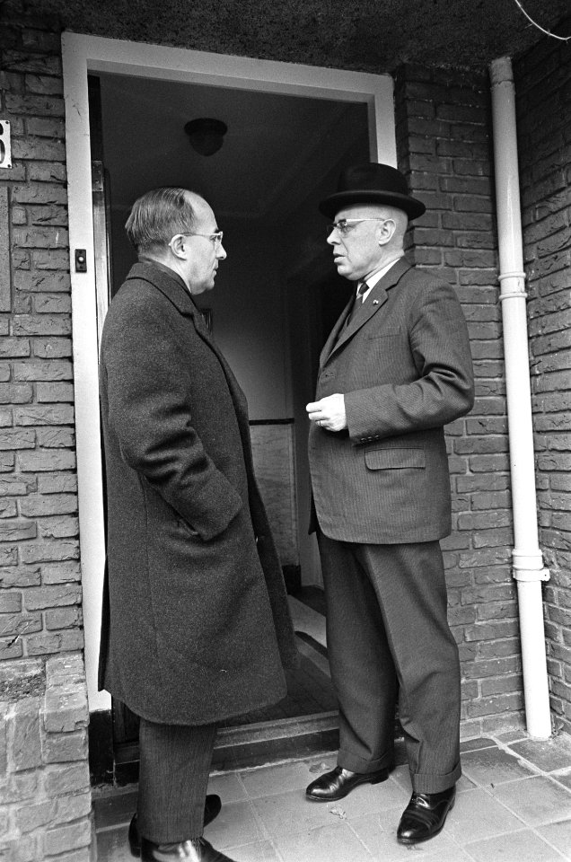Minister van Staat dr. Louis Beel (KVP) en mr. Jo Cals (KVP) nemen afscheid van , Bestanddeelnr 919-7573