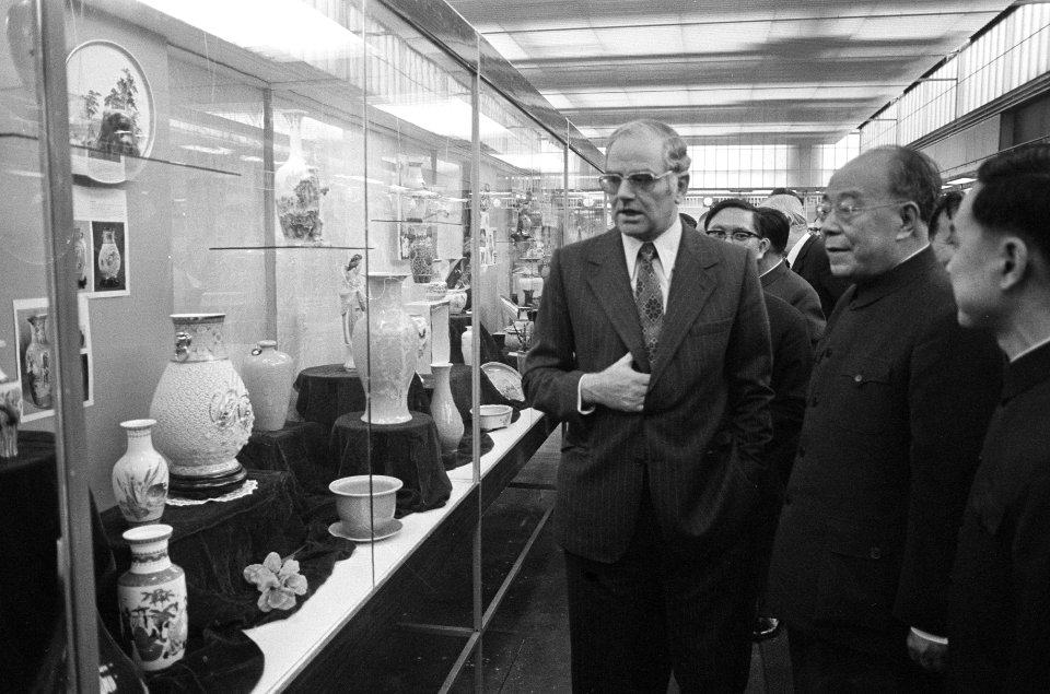 Minister Van der Stee met een aantal Chinezen, Bestanddeelnr 926-8679