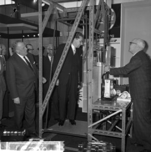 Minister van Verkeer en Waterstaat mr Van Aartsen , tentoonstelling in RAI geop, Bestanddeelnr 916-0237