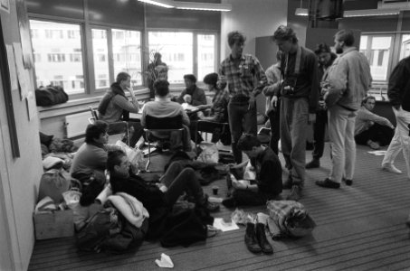 Ministerie Onderwijs en Wetenschappen bezet door student in verband met studiefi, Bestanddeelnr 933-4967