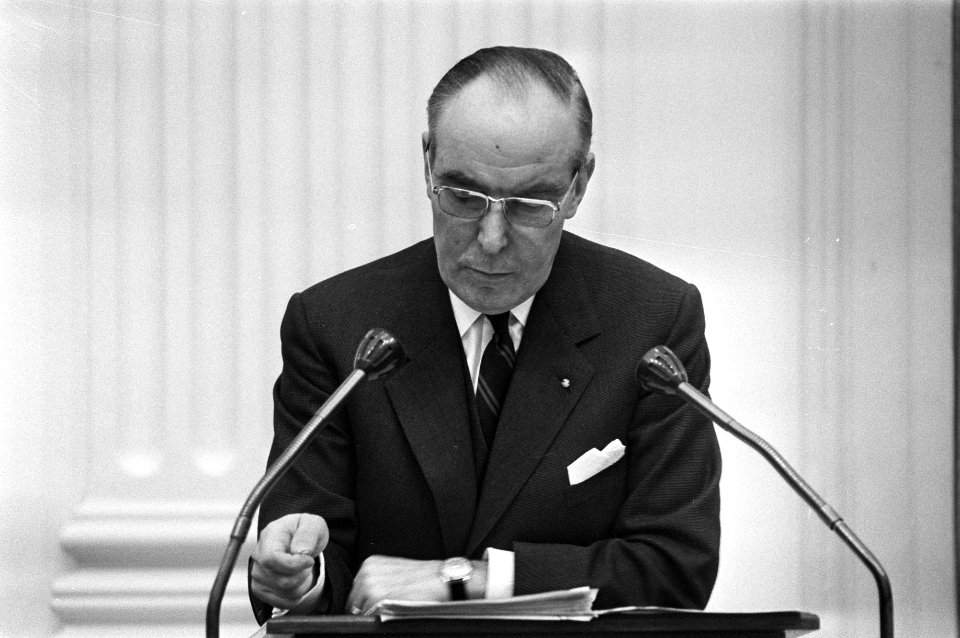 Minister van Volksgezondheid en Milieuhygiëne Stuyt tijdens een debat in de Twee, Bestanddeelnr 925-1996