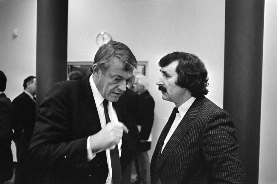 Minister Van Mierlo (Defensie, D66, links) in gesprek met Harry van den Bergh (P, Bestanddeelnr 931-7701