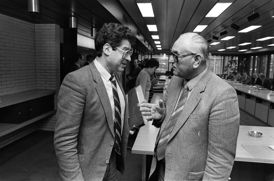 Minister Van Thijn (BiZa) praat met ambtenarenbonden. Minister Van Thijn in gesp, Bestanddeelnr 931-8950