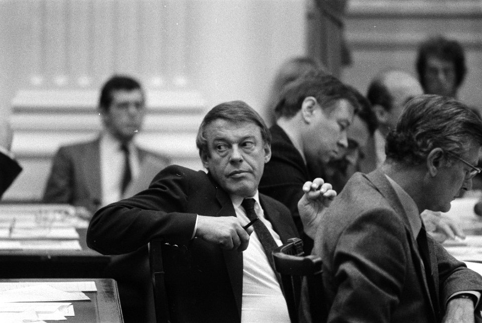 Minister Van Mierlo (D66, Defensie) tijdens de debatten, Bestanddeelnr 931-8128
