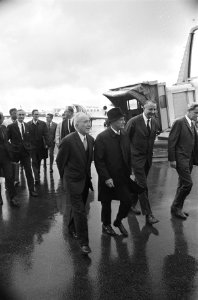 Minister van Verkeer en Waterstaat (USA), John Volpe , arriveert op Schiphol, Bestanddeelnr 923-8890