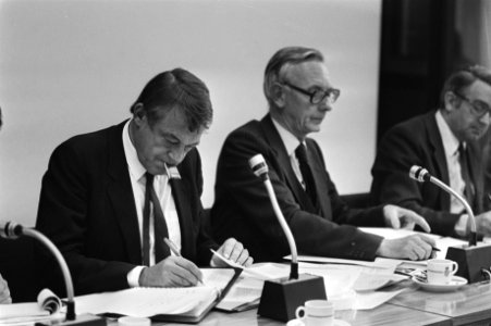 Minister Van Mierlo (Defensie, D66, uiterst links) met naast hem minister Van de, Bestanddeelnr 931-7702