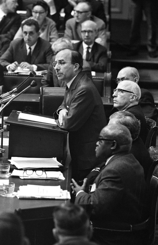 Minister-president Cals aan het woord tijdens het antwoord van de regering, Bestanddeelnr 918-4270
