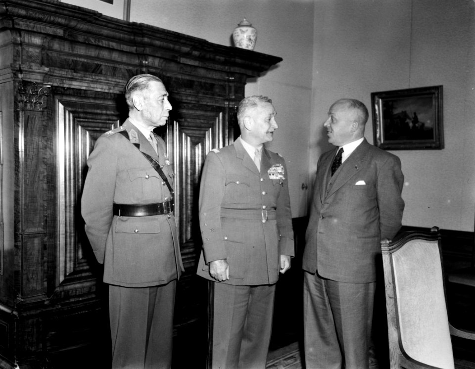 Minister van Oorlog C. Staf met de Franse generaal M. Carpentier, bevelhebber va, Bestanddeelnr 906-0224