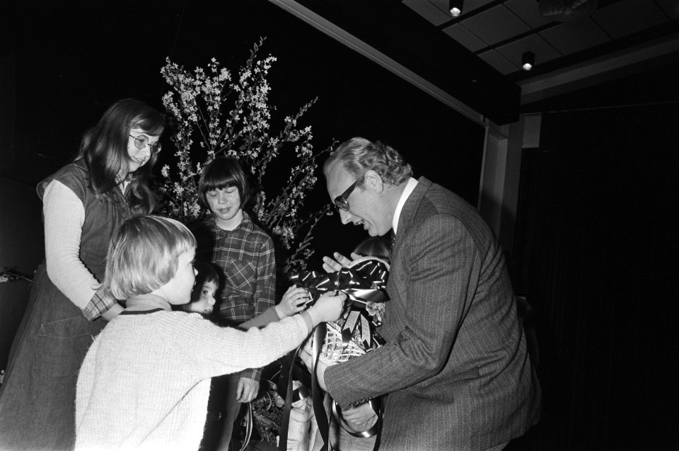 Minister Van Kemenade opent Nationaal Onderwijs Tentoonstelling in Jaarbeurs, Ut, Bestanddeelnr 928-5208