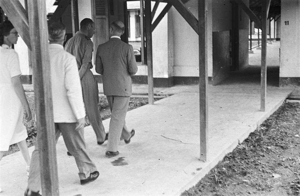 Minister-president Beel en minister Neher bezoeken Sumatra. Bezoek aan een milit, Bestanddeelnr 475-6-5