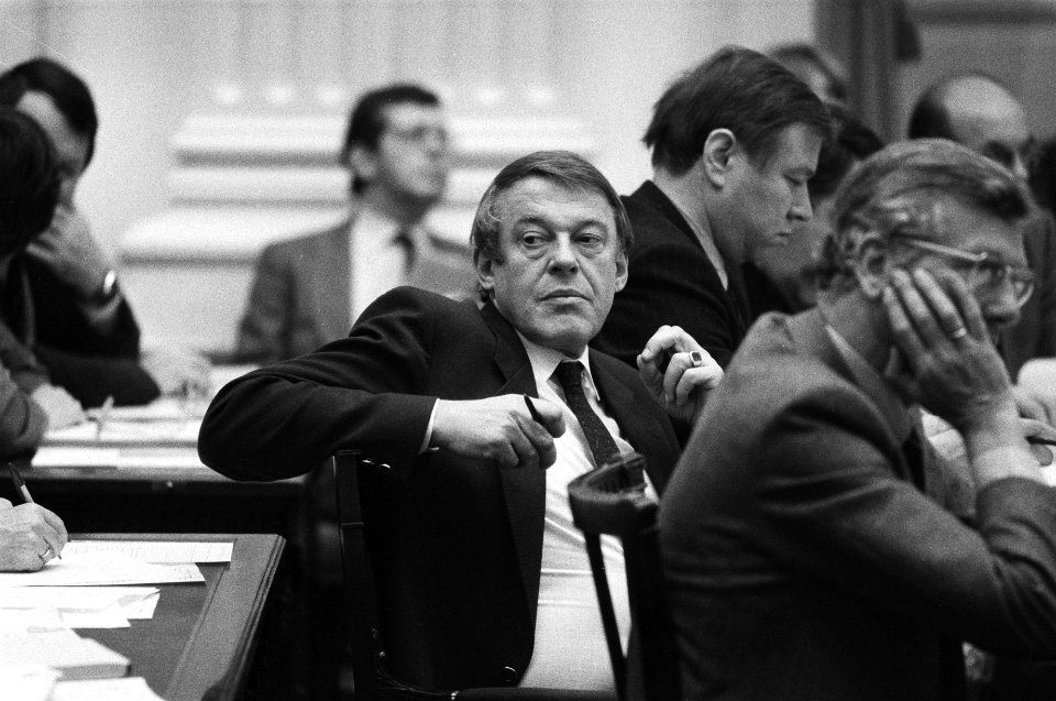 Minister Van Mierlo (Defensie, D66) tijdens de debatten, Bestanddeelnr 931-8127