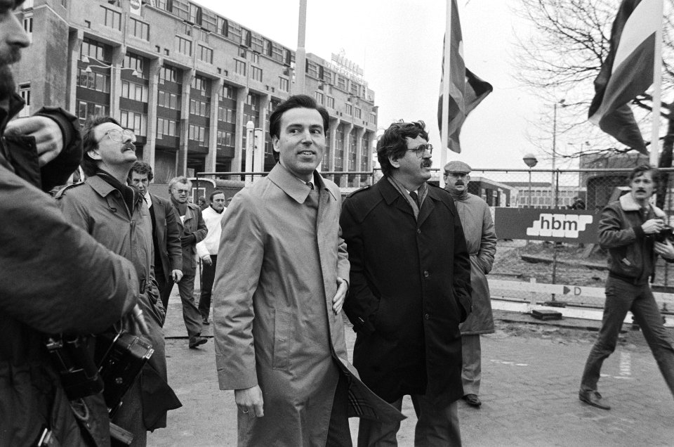 Minister-Brinkman slaat eerste paal schouwburg Rotterdam Brinkman en burgemeest, Bestanddeelnr 933-1859