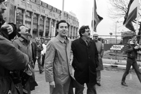 Minister-Brinkman slaat eerste paal schouwburg Rotterdam Brinkman en burgemeest, Bestanddeelnr 933-1859