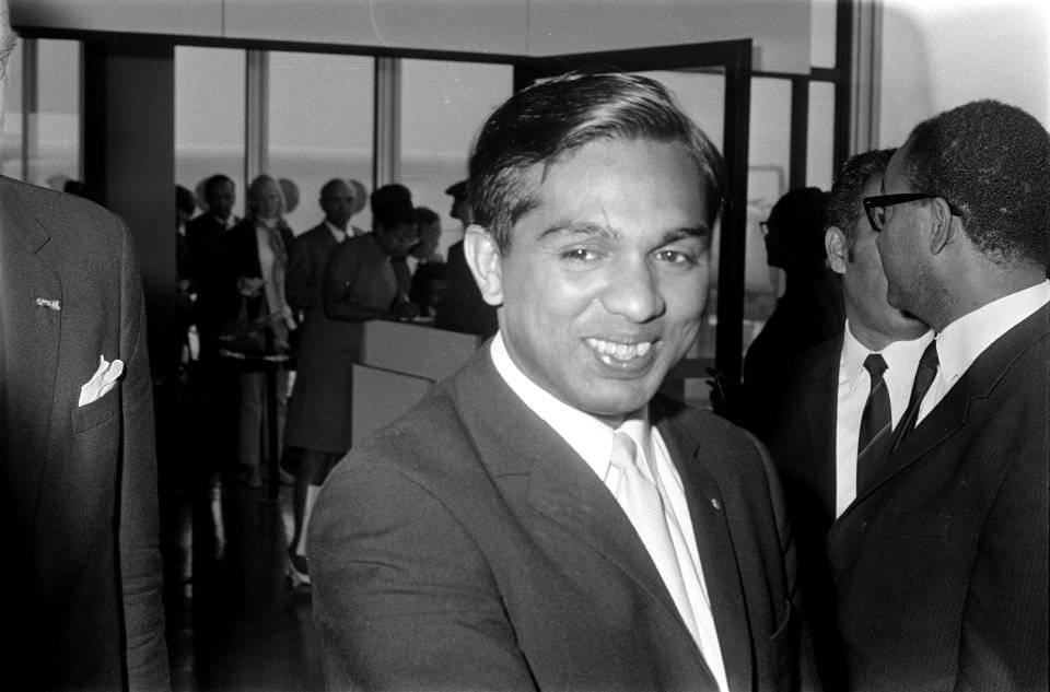 Minister van Landbouw van Suriname dr. J. Sewrajsingh arriveert op Schiphol. Sew, Bestanddeelnr 922-8364