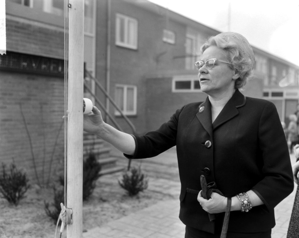 Minister van Maatschappelijk Werk opende dagverblijf te Coevorden, een der klank, Bestanddeelnr 916-1655