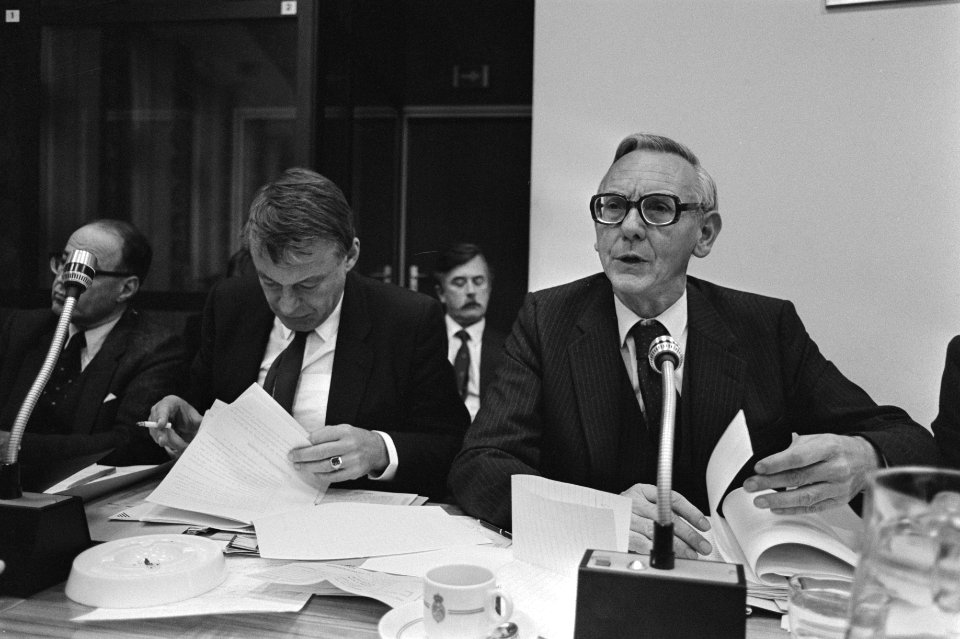 Minister Van Mierlo (Defensie, D66, links) en minister Van der Stoel (Buitenland, Bestanddeelnr 931-7703