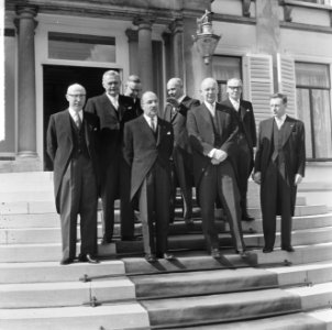 Ministers beëdigd op Paleis Soestdijk v.l.n.r. de heren ministers Samkalden, Sma, Bestanddeelnr 917-6516