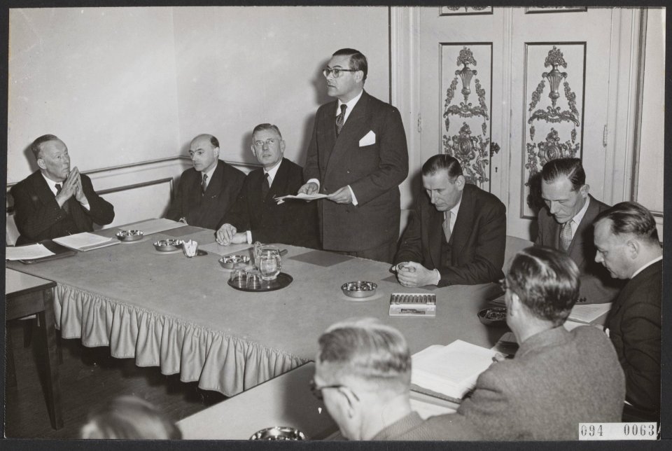 Ministers, wederopbouw, vergaderingen, Buskens H.M., Drees W., Kieft J. van der,, Bestanddeelnr 094-0063