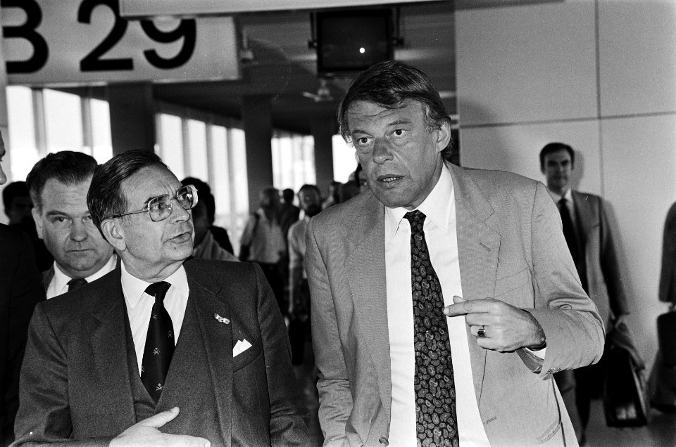 Minister Van Mierlo (m.) terug op Schiphol na bezoek aan VS en Curacao. Links dr, Bestanddeelnr 932-0853