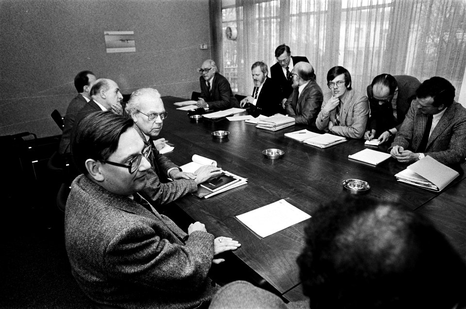 Ministers Albeda en van Aardenne met bonden ivm reorganisatieplannen bij Phil, Bestanddeelnr 930-6328