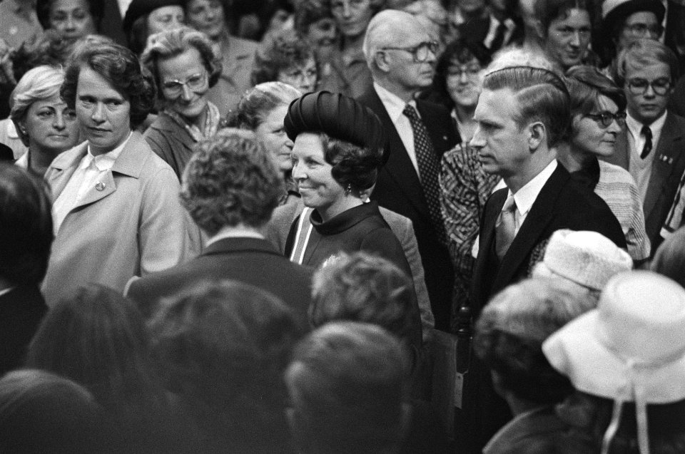 Ministers Albeda (op de rug), Van der Klaauw,Wiegel, premier Van Agt, voorzitter, Bestanddeelnr 931-0224