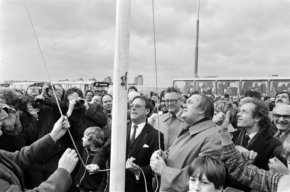 Minister Zeevalking verricht opening van Gaasperdammerweg en de aansluiting op d, Bestanddeelnr 932-0779