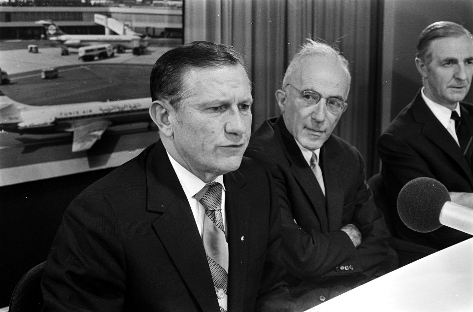 Minister van Verkeer en Waterstaat (USA), John Volpe , arriveert op Schiphol li, Bestanddeelnr 923-8886