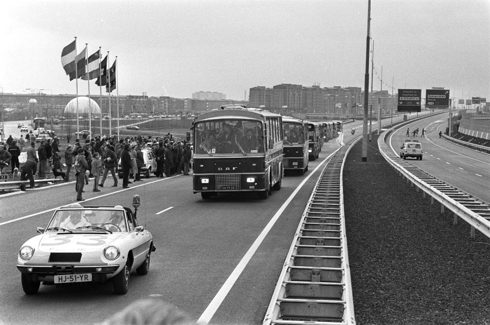 Minister Zeevalking verricht opening van Gaasperdammerweg en de aansluiting op d, Bestanddeelnr 932-0776