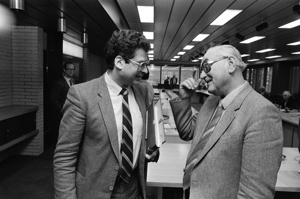 Minister Van Thijn (BiZa) praat met ambtenarenbonden. Minister Van Thijn in gesp, Bestanddeelnr 931-8949