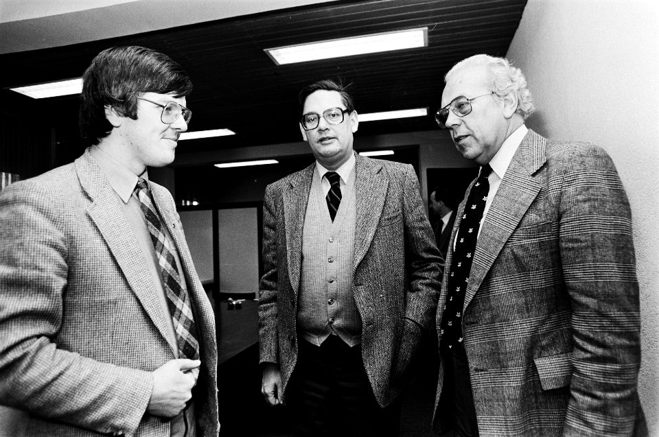 Ministers Albeda en van Aardenne met bonden i.v.m. reorganisatieplannen bij Phil, Bestanddeelnr 930-6327