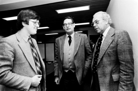 Ministers Albeda en van Aardenne met bonden i.v.m. reorganisatieplannen bij Phil, Bestanddeelnr 930-6327