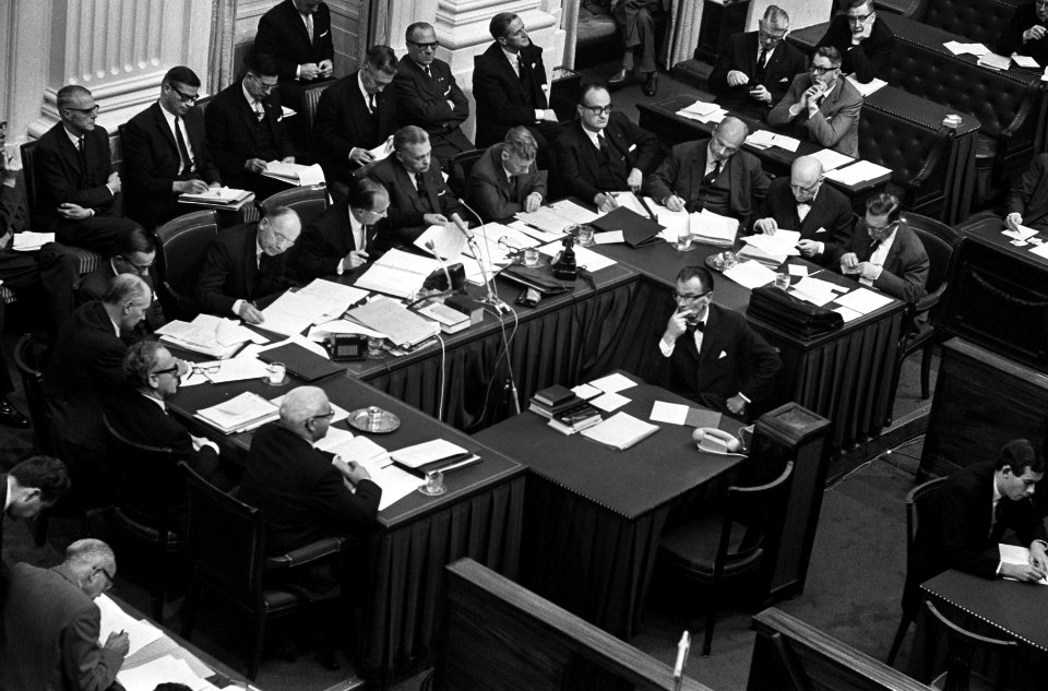 Ministers achter de regeringstafel, Bestanddeelnr 918-3041