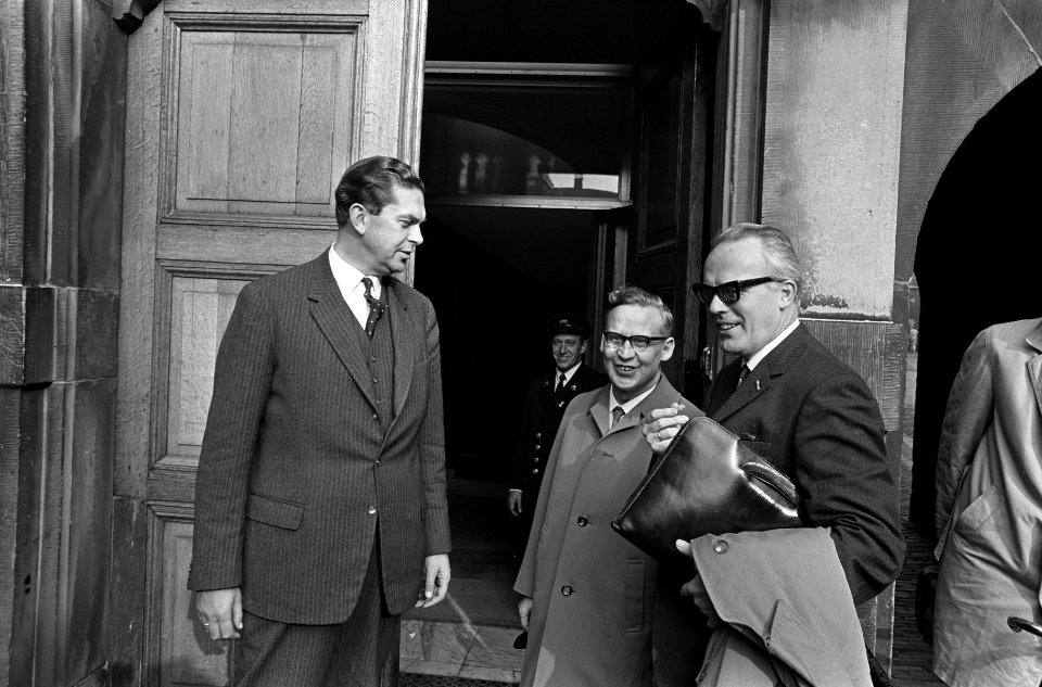 Minister van Landbouw en Visserij Barend Biesheuvel (ARP), minister van Onderwij, Bestanddeelnr 919-6831